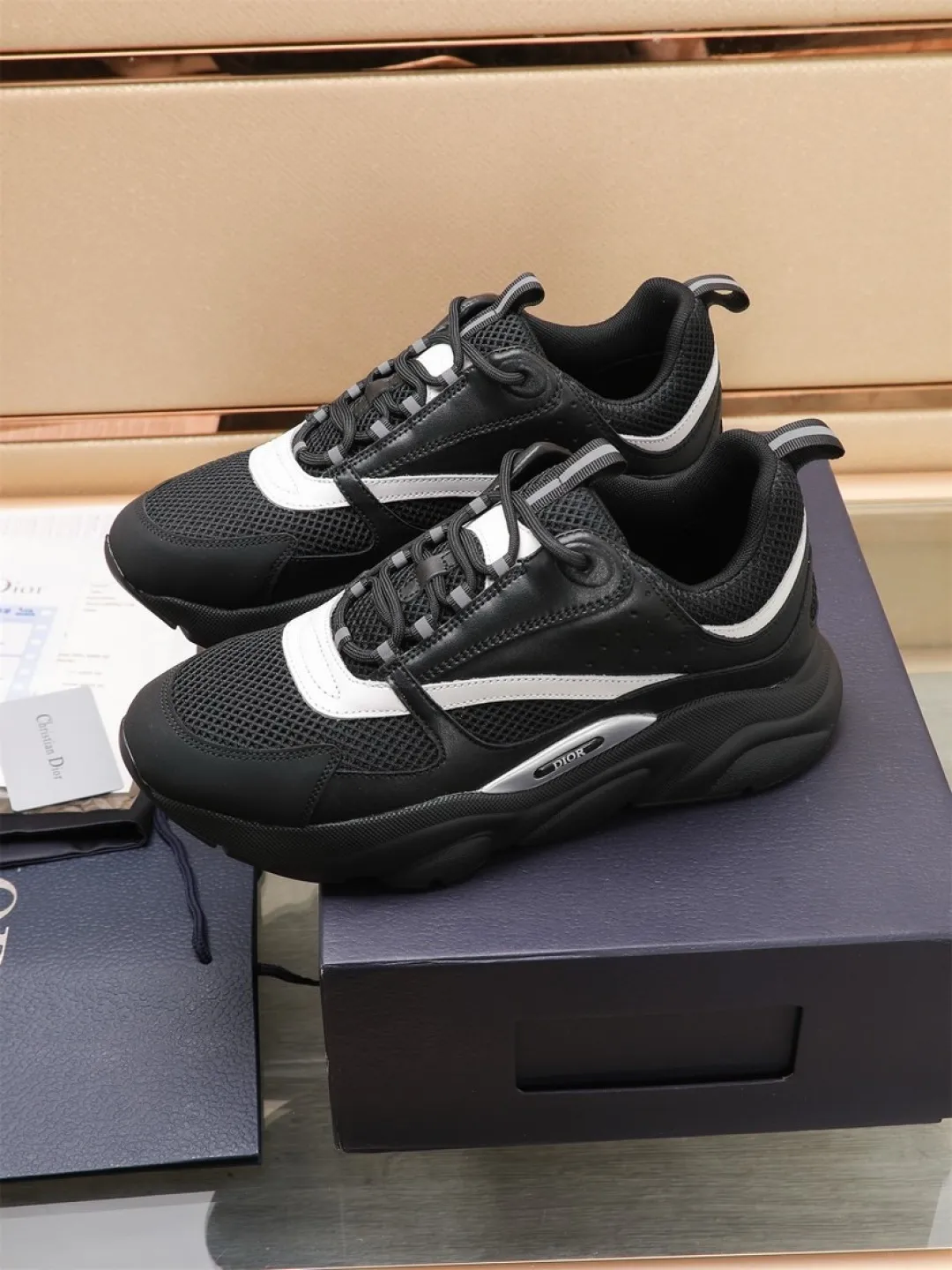 Men's shoes 💰P460💰【Dior】Dior✨ is online at the same time👏 This casual sneaker is a new product in the series and continues Di*r's classic style. The upper is made of original mesh and cow leather, with a two-color textured outsole, and the brand's iconic details on the rear collar and heel to enhance the style. Fashionable and versatile. Wear it with jeans or slacks for a casual look. Size: 38-44 (45 customized)